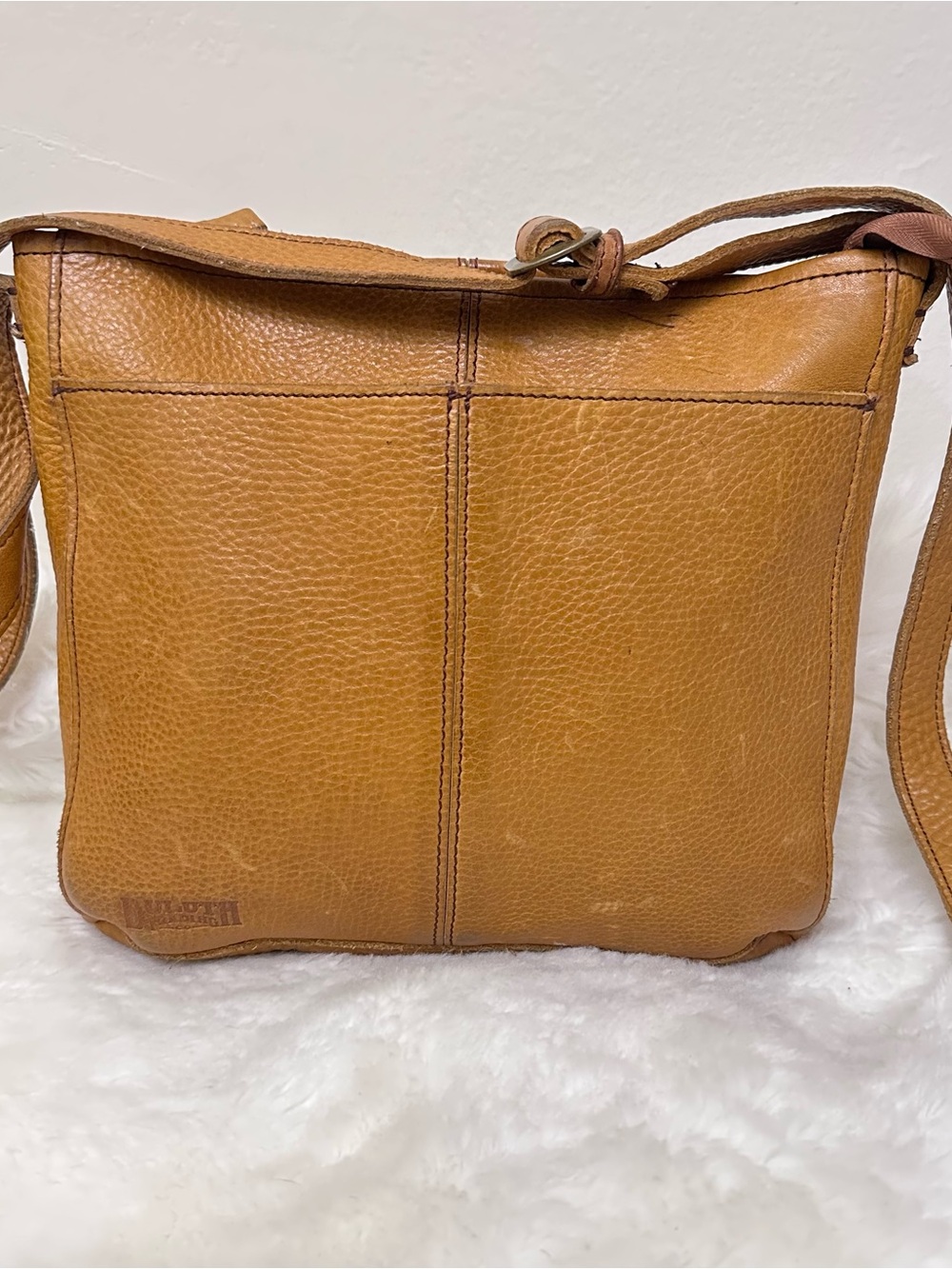 DULUTH TRADING CO. Leather Crossbody Bag in Tan - Classic Casual